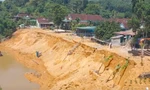 Sạt lở bờ sông Lam, đe dọa kéo theo nhà cửa của chục hộ dân