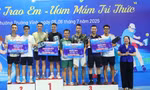 16 cặp vận động viên xuất sắc được nhận cup tại Giải Pickleball ‘Quạt mát trao em - Ươm mầm tri thức’