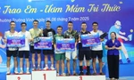 16 cặp vận động viên xuất sắc được nhận cup tại Giải Pickleball ‘Quạt mát trao em - Ươm mầm tri thức’