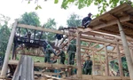 Bộ đội giúp người dân tháo dỡ nhà ra khỏi vùng sạt lở