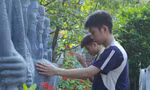 Thí sinh lên đền Hoàng Đế Quang Trung thắp hương, xoa tượng cầu may 