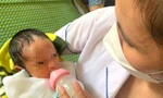 Bé trai sơ sinh bị bỏ rơi ở cổng chùa đã được gia đình đến nhận lại