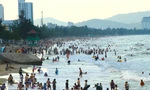 Biển Cửa Lò đông nghịt người ngày đầu nghỉ Quốc khánh