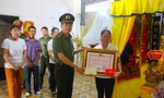 Truy tặng Huân chương Bảo vệ Tổ quốc cho công an viên hy sinh khi làm nhiệm vụ