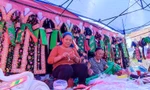 Độc đáo phiên chợ vùng biên, rực rỡ sắc màu thổ cẩm