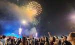 Biển người đổ về Cửa Lò thưởng thức 'đại tiệc' pháo hoa 