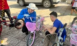 Đoàn viên thanh niên sửa xe cho học sinh miền núi, cùng em đến trường