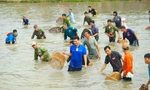 Xuống ruộng nơm cá lấy lộc đầu năm mới