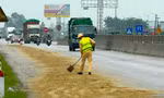 Hàng loạt 'xe đổ, người ngã' trên quốc lộ 1A, CSGT rải cát xử lý dầu loang