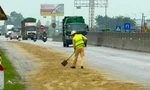 Hàng loạt 'xe đổ, người ngã' trên quốc lộ 1A, CSGT rải cát xử lý dầu loang