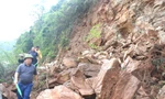 Mưa lớn, nhiều xã miền núi bị đất đá sạt lở đe dọa tính mạng người dân