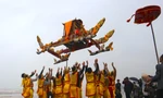 Độc đáo tục chạy ói, tung 'kiệu bay' ở ngôi đền thiêng nhất xứ Nghệ