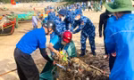 Cảnh sát biển và đoàn viên làm sạch bờ biển, tuyên truyền chống khai thác IUU