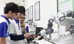 Sinh viên ngành công nghệ thực hành trong phòng thí nghiệm. Ảnh: HOA BAN