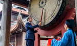 Tổng thống Pháp Macron thực hiện nghi lễ đánh trống Sấm ở Văn Miếu - Quốc Tử Giám
