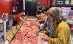 Người tiêu dùng mua thịt heo ở siêu thị vì có nhiều khuyến mãi ảnh: U.P 