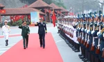 Bộ trưởng Quốc phòng hai nước duyệt đội quân danh dự Quân đội Nhân dân Việt Nam. 