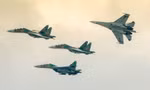 Tiêm kích Su-30MK2 nhào lộn trên bầu trời TPHCM