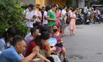 Thí sinh đến sớm tại điểm thi, phụ huynh thấp thỏm ngoài cổng