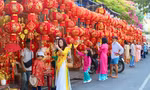 ‘Nàng thơ’ phố biển Nha Trang nô nức diện áo dài chụp ảnh đón xuân