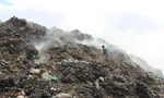 Dân khốn khổ vì 'núi' rác cháy quanh năm