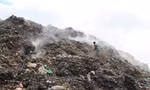 Dân khốn khổ vì 'núi' rác cháy quanh năm
