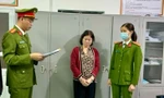 Cơ quan Cảnh sát điều tra thực hiện các thủ tục tố tụng đối với bị can Nguyễn Thị Huế (áo đỏ)