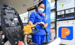 Giá xăng dầu tăng giảm trái chiều