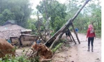 Mưa lớn kèm dông lốc khiến hơn 2.000 nhà dân hư hại, tốc mái
