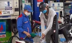 Xăng RON 95 vượt 32.000 đồng/lít, dầu diesel tăng lên mức kỷ lục hơn 29.000 đồng/lít