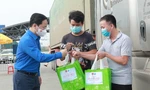 Anh Nguyễn Anh Tuấn, Ủy viên T.Ư Đảng, Bí thư thứ nhất T.Ư Đoàn, Chủ tịch T.Ư Hội LHTN Việt Nam trao quà, động viên tinh thần cho lái xe đường dài khi tại Trạm thu phí cao tốc Pháp Vân - Cầu Giẽ, huyện Tranh Trì. Ảnh: Bảo Anh