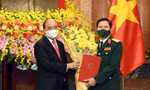 Chủ tịch nước trao quyết định bổ nhiệm Tổng tham mưu trưởng Quân đội nhân dân Việt Nam cho Thượng tướng Nguyễn Tân Cương. Ảnh: Ngọc Hưng