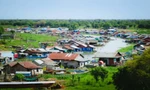 Một nhà nổi của người gốc Việt trên sông Tonle Sap.