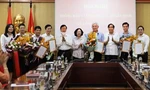 Trưởng Ban Tổ chức Trung ương tặng hoa chúc mừng các cán bộ được bổ nhiệm.
