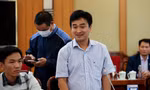 Phan Quốc Việt (đứng giữa)