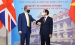 Bộ trưởng Bùi Thanh Sơn tiếp đón đồng cấp Anh Dominic Raab. (Ảnh: Mofa)