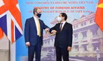 Bộ trưởng Bùi Thanh Sơn tiếp đón đồng cấp Anh Dominic Raab. (Ảnh: Mofa)