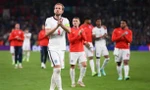 Đội trưởng Harry Kane đi ngang qua chiếc Cúp vô địch EURO 2020 mà không thể đưa về nhà