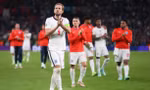 Đội trưởng Harry Kane đi ngang qua chiếc Cúp vô địch EURO 2020 mà không thể đưa về nhà