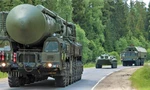 Cận cảnh tên lửa đạn đạo liên lục địa Yars được nạp vào ống phóng silo