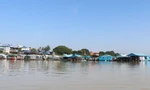 Một khu nhà nổi của người gốc Việt ở Campuchia. (Ảnh: VOV)