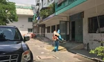 Phun xịt khử khuẩn nơi có bệnh nhân mắc COVID-19 (Ảnh: HCDC)