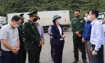 Bà Đoàn Thu Hà, Phó Chủ tịch UBND tỉnh Lạng Sơn cùng lãnh đạo các sở ngành chức năng kiểm tra hoạt động xuất nhập khẩu ở cửa khẩu. Ảnh: Duy Chiến