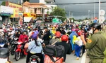 Người dân miền Tây ùn ùn về quê qua cửa ngõ TPHCM. Ảnh: Ngô Bình 