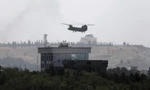 Chiếc trực thăng Chinook bay trên nóc Đại sứ quán Mỹ ở Kabul ngày 15/8. Ảnh: AP