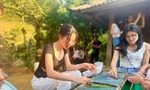 Tranh giấy độc đáo của người H'Mông ở Sơn La hút du khách 