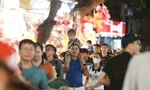 Nhiều gia đình trẻ đưa nhau lên phố tìm 'Trung thu xưa'