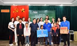 Đoàn thanh niên báo Tiền Phong tặng quà học sinh Trường dân tộc bán trú Huổi Luông