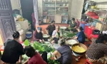 Người dân Hà Nội gói hàng nghìn chiếc bánh chưng gửi bà con vùng lũ 