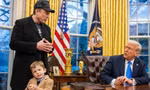 Con trai Elon Musk tại phòng làm việc của ông Trump gây sốt